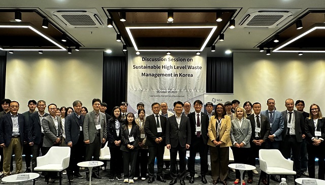 ▲ 지속가능한 고준위방폐물 관리사업을 위한 토론 세션 단체 사진.ⓒ원자력환경공단